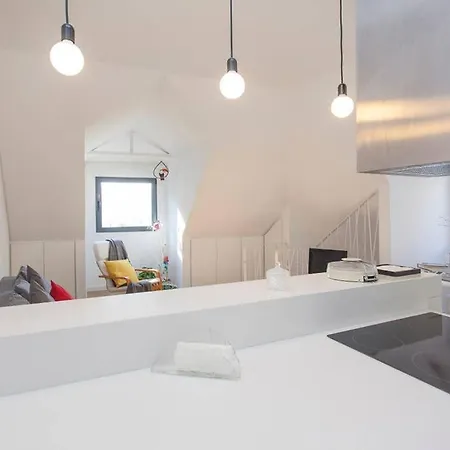 Windmill White - 2 Bedroom Duplex On City Center 아파트
